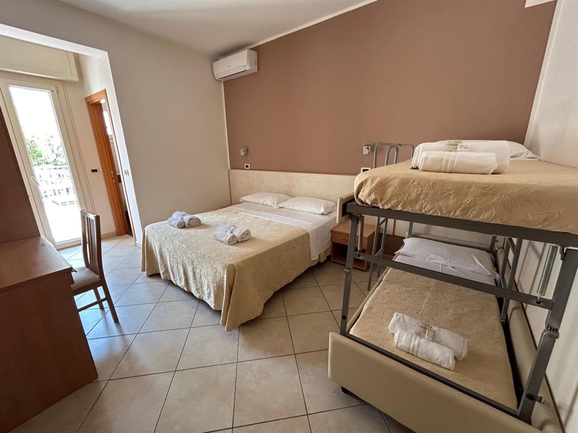 Hotel Favorita Cesenatico Exterior photo