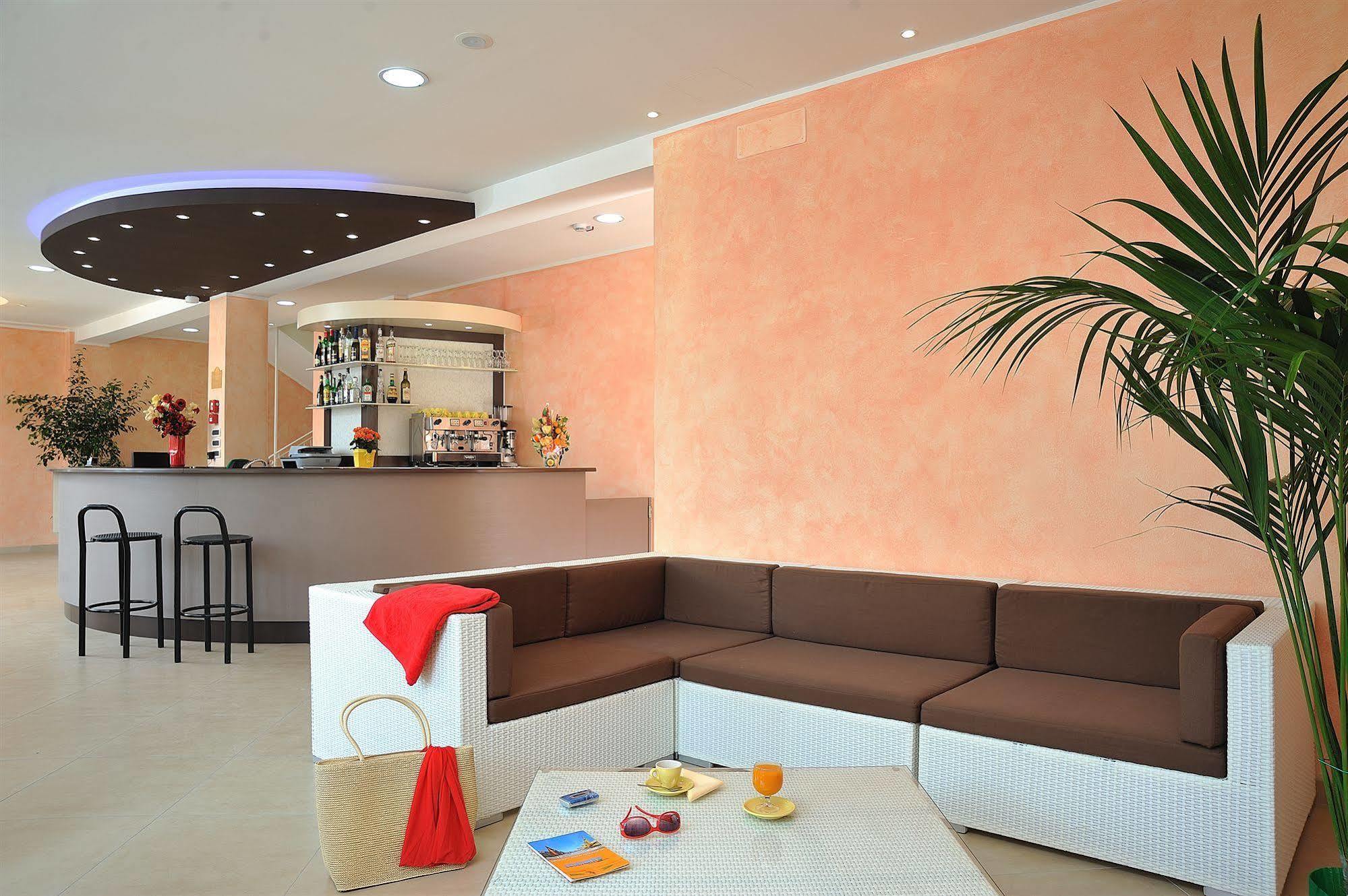 Hotel Favorita Cesenatico Exterior photo