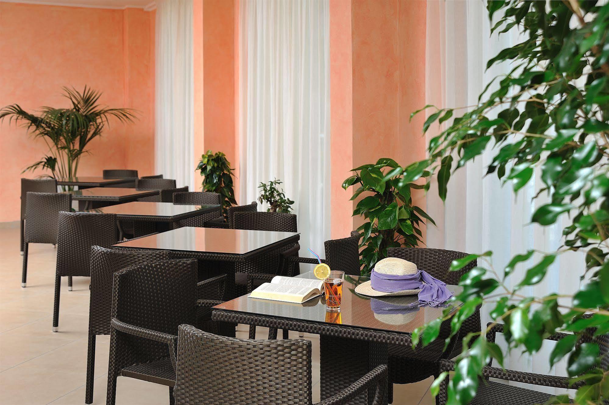 Hotel Favorita Cesenatico Exterior photo
