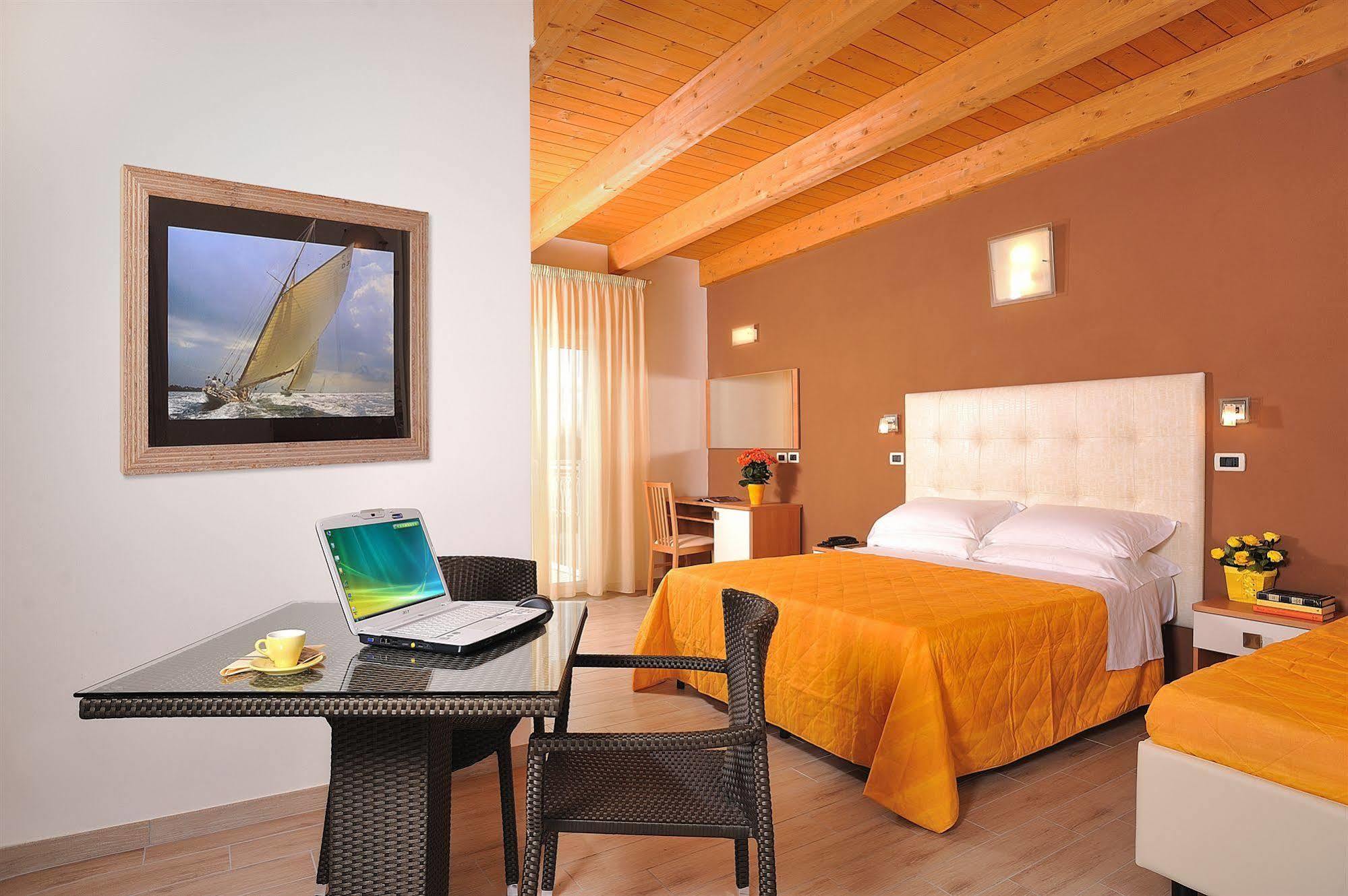 Hotel Favorita Cesenatico Exterior photo