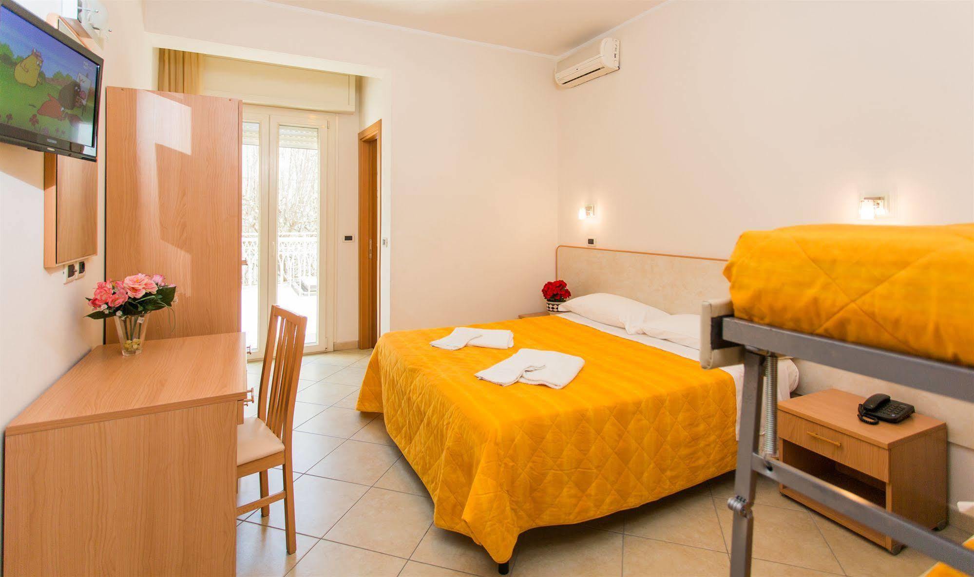 Hotel Favorita Cesenatico Exterior photo