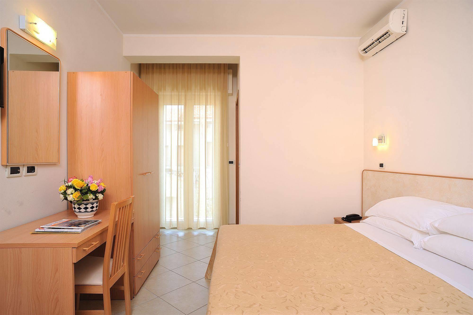 Hotel Favorita Cesenatico Exterior photo